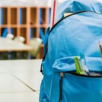 mochila con útiles escolares
