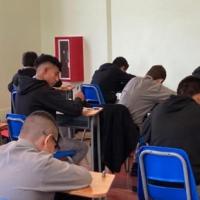 estudiantes haciendo examen