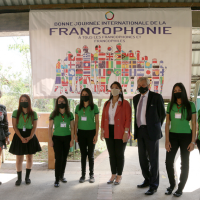 Foto muestra a la viceministra del MEP, al Embajador de Francia y estudiantes 