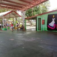 Entrega de alimentos en la escuela Bananito, en Limón