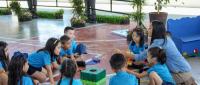 Estudiantes aprendiendo inglés con su maestra