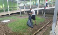 Persona realizando limpieza en las zonas verdes