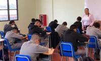 Estudiantes del Liceo Costa Rica desarrollando la prueba
