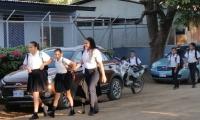 Comunidad educativa, escuela de Cartagena en Santa Cruz en el exterior del inmue
