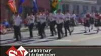 Captura de la pantalla de un video donde se mustran una serie de personas marchando en la calle sosteniendo banderas de Estados Unidos