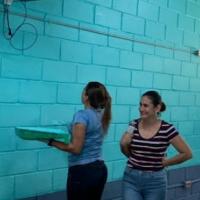estudiantes pintando paredes del colegio