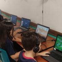 estudiantes utilizando computadoras