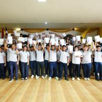Estudiantes muestran su título de inglés