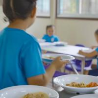 El servicio de almuerzo se brindará en horario de 11:00 a.m. a 1:00 p.m.