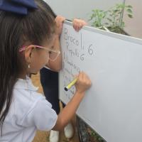 Niños de Escuela Japón encuentran en huerta escolar un aula a cielo abierto