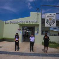 Ministra y comunidad educativa posan frente a la nueva escuela 