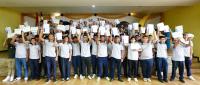 Estudiantes muestran su título de inglés