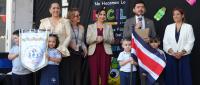 Ministro sorprende a estudiantes con visita a primer jardín de niños centenario