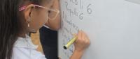 Niños de Escuela Japón encuentran en huerta escolar un aula a cielo abierto