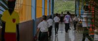 Niñas y niños disfrutan de caminar en la nueva escuela 