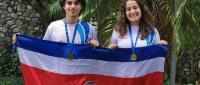 Dos de los ganadores de medallas en olimpiada de biologia