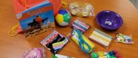 Foto muestra algunos materiales que se darán a niños y niñas de preescolar