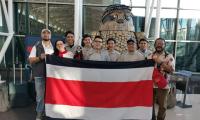 Estudiantes posan sonrientes con la bandera de Costa Rica