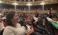 Estudiantes en las butacas del Teatro Nacional de Costa Rica