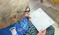 Con 99 años de edad estudiante de Turrialba recibe certificado de persona alfabetizada