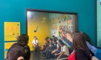 Estudiantes viviendo una experiencia en un salón del museo