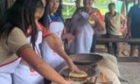 estudiantes haciendo tortillas
