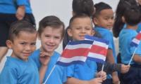 Niños de kínder con bandera de Costa Rica