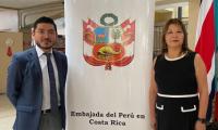 Viceministro Leonardo Sánchez junto con Noela Pantoja Crespo, Ministra encargada de Negocios de la Embajada del Perú en Costa Rica.