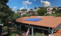 paneles solares en el techo de la escuela