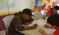 estudiantes escribiendo