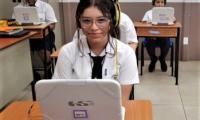estudiante con computadora