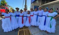 estudiantes con trajes típicos de Costa Rica