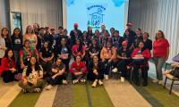 Encuentro “Aulas sin Fronteras” se realizó el 27, 28 y 29 de noviembre 2024  Más de 80 estudiantes migrantes y 20 docentes de centros educativos de Alajuela compartieron sus experiencias y desafíos en un espacio seguro y de diálogo, en el marco del proyecto “Aulas sin Fronteras”.   La población estudiantil migrante discutió temas como la integración en los centros educativos, el fortalecimiento de la identidad cultural y la importancia de la convivencia pacífica.   El objetivo de “Aulas sin Fronteras” es pr
