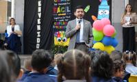 Ministro sorprende a estudiantes con visita a primer jardín de niños centenario