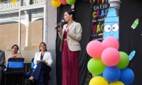 Ministro sorprende a estudiantes con visita a primer jardín de niños centenario