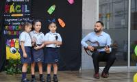 Ministro sorprende a estudiantes con visita a primer jardín de niños centenario
