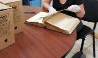 Funcionaria revisando libro