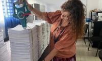 Funcionaria midiendo el material a eliminar