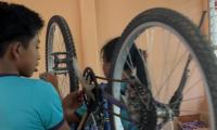 Estudiantes aprenden a arreglar bicicletas, medio de transporte muy importante