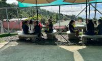 Administración de la escuela Altos de Naranjo resalta las bellezas nacionales y mejora la escuela