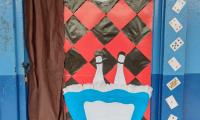 Portadas de libros adornan las puertas de las aulas