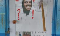Portadas de libros adornan las puertas de las aulas