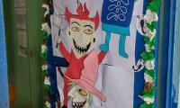 Portadas de libros adornan las puertas de las aulas