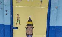 Portadas de libros adornan las puertas de las aulas