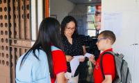 Estudiantes revisan las listas antes de ingresar al aula donde aplicarán la prueba diagnóstica