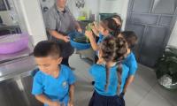 Niños de Escuela Japón encuentran en huerta escolar un aula a cielo abierto