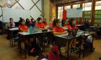 Estudiantes participan de una clase en el Colegio Humanístico de Nicoya  