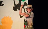 Niño dramatiza en obra de teatro estilo Safari.