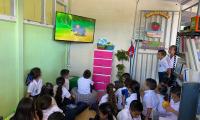 Estudiantes disfrutan del equipo audivisual del nuevo espacio para aprendizaje