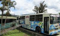 Bus se instaló como biblioteca a falta de infraestructura